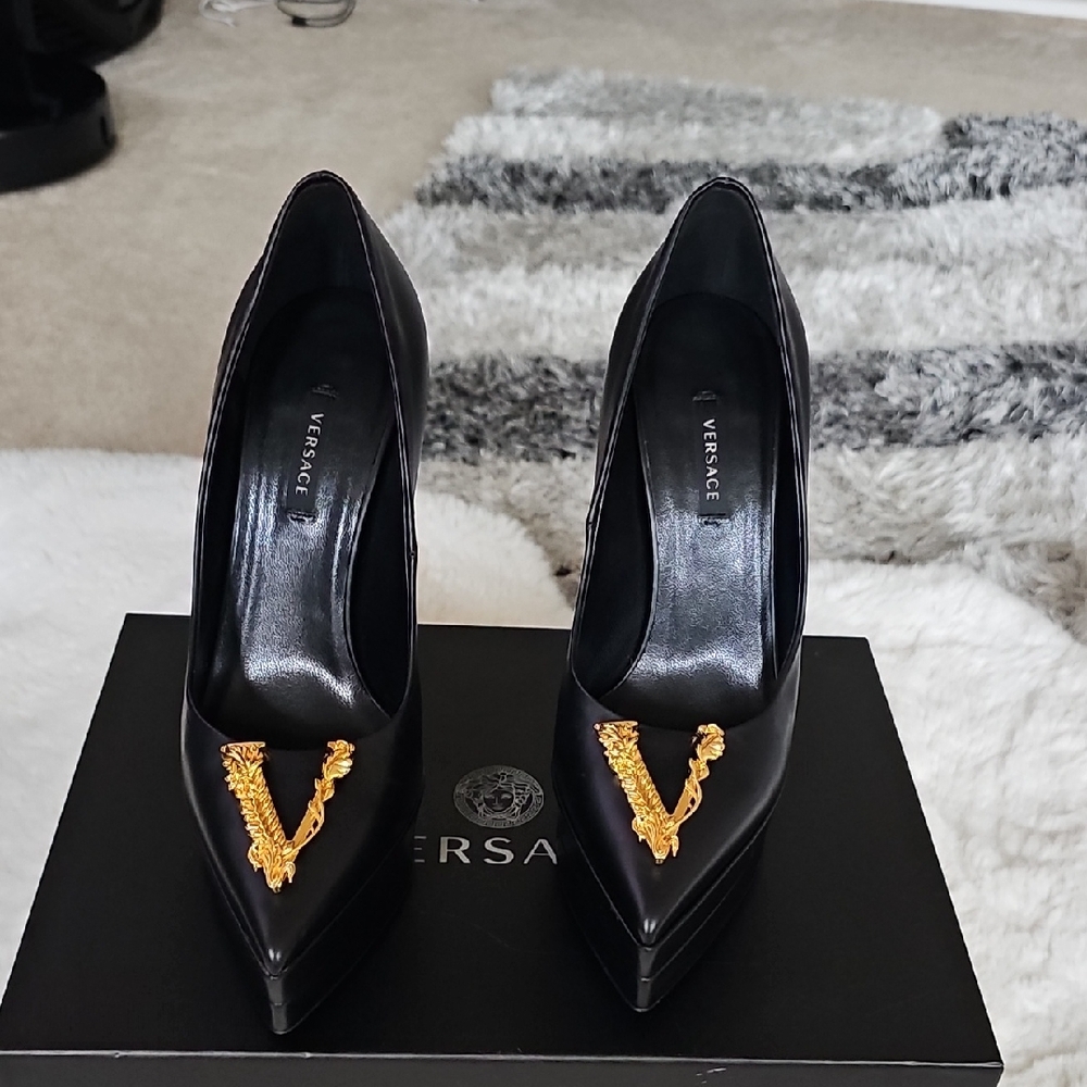 Versace Black Heels with Gold Detailing These Heels Been Worn Only 1 Time